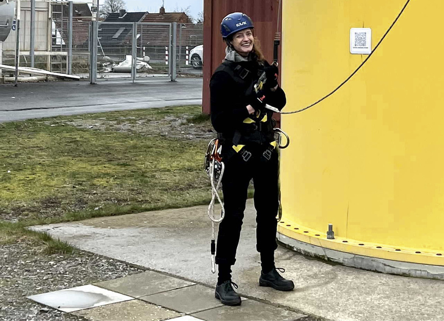 ... und gut unten gelandet – mit Persönlicher Schutzausrüstung und sicher angeseilt.