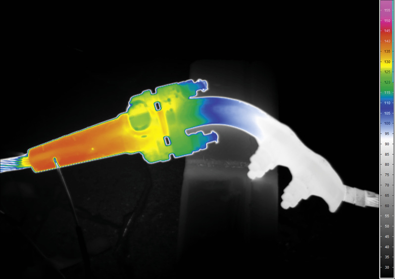 Temperguss-Konus-Abspannklemme und Thermographie der durch Wirbelströme erhitzten Klemme.