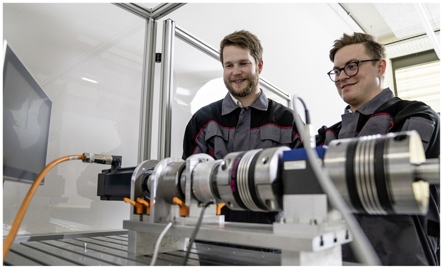 Teststand fürs Stellgetriebe – mit Konstrukteur Lukas Dietrich (links) und Simulationsexperte Gottfried Brunbauer