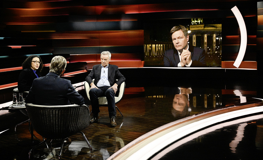 Westfalenwind-Chef Johannes Lackmann moniert im ZDF-Talk Markus Lanz vor dem Bundeswirtschaftsminster, wie oft Windturbinen abschalten müssen.