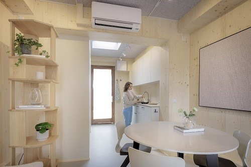 Blick aus dem Wohnzimmer in die Küche: Tiny House von Vattenfall&nbsp;