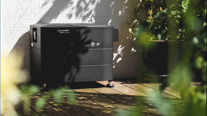 Der neue Speicher im schicken BMW-Design ist modular aufgebaut. Er löst das bisherige Gerät von Solarwatt ab.