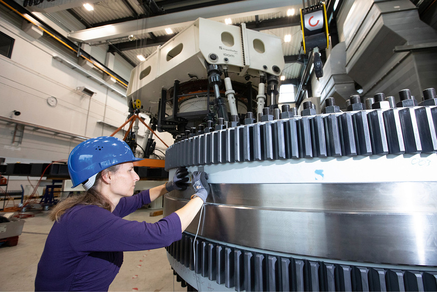 Forschung an Lagerprüfstand im Leibniz-Institut für werkstofforientierte Technologien in Bremen: Montage eines Dehnungsmessstreifens, der Belastungen im Blattlager misst.