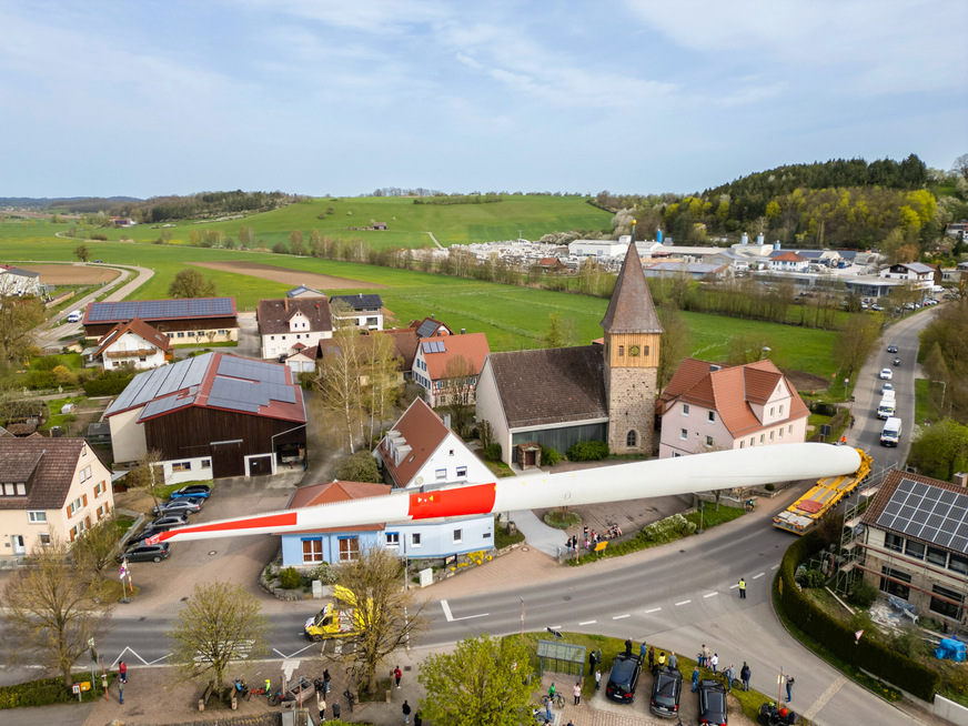 Knifflige Anfahrt zum Windpark Sulzbach-Laufen durch den Ort Bühlertann