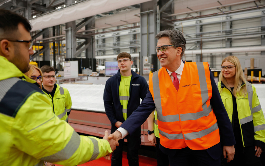 Großbritanniens Minister für Energiesicherheit und Netto Null, Ed Miliband, geht auf Rotorblattfertiger von Siemens Gamesa in Hull zu.