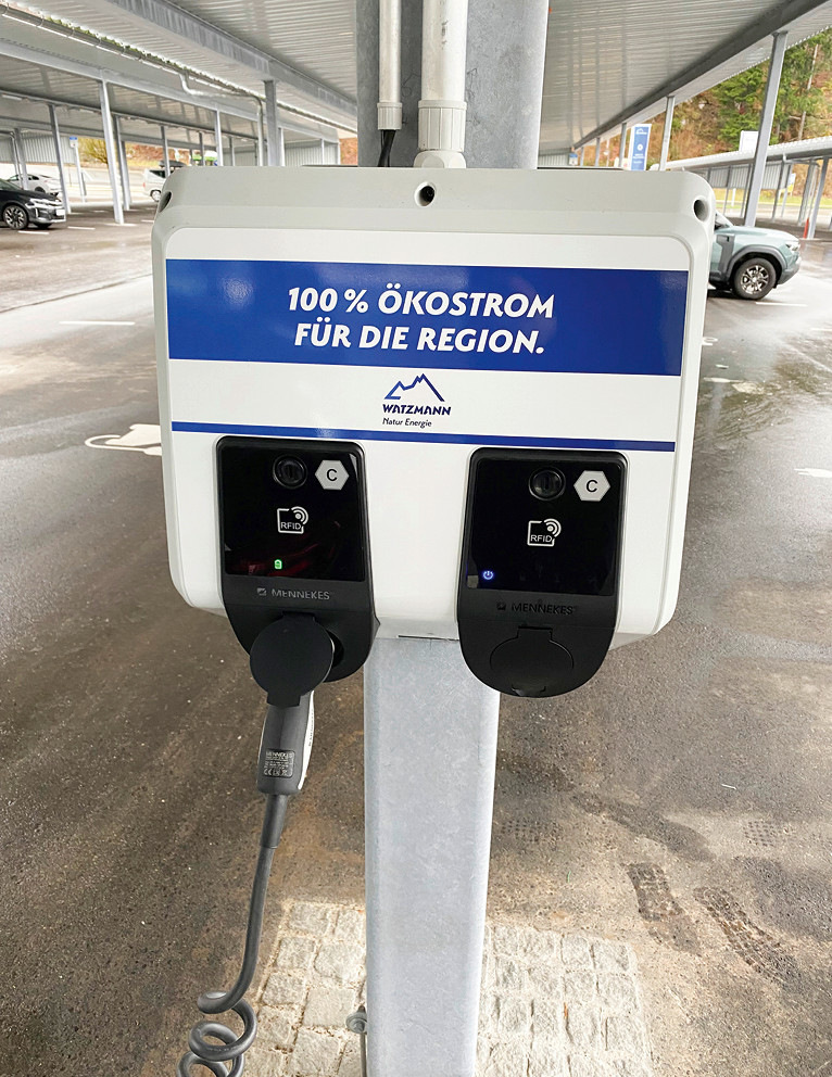 62 Ladepunkte wurden unter den Solarmodulen installiert.