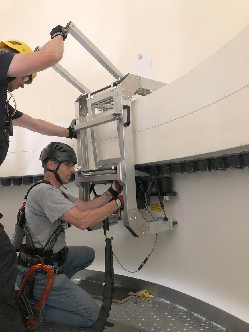 Verdichtete Verschraubungen eng an einer Wand liegend in einer beengten sowie für die Montage anspruchsvollen Umgebung: Für diese Aufgabe braucht es passende Schraubgarnituren und geeignete Schraubmontageverfahren.