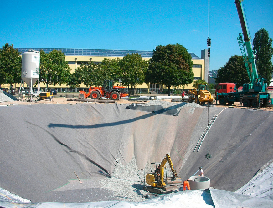 In Eggenstein-Leopoldshafen wurde 2022 ein Erdbecken-Wärmespeicher als saisonaler Wärmespeicher gebaut und mit Wasser befüllt. Wärme z. B. aus Solarthermie wird vor allem in großen Nah- oder Fernwärmenetzen eingesetzt.