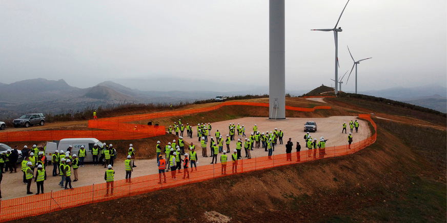 Repowering-Windpark Partinico-Monreale bei Palermo während der Eröffnungs­veranstaltung des Projektierungsunternehmens ERG 2023: Zehn 4,2-Megawatt-Anlagen von Vestas vom Typ V132 haben 19 Altanlagen mit 16 Megawatt ersetzt.