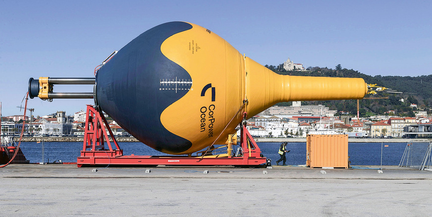 Ein echt großes Ding: Dieser Wellenenergiekonverter hat einen Durchmesser von 8 Meter, eine Höhe von 40 Meter und ein Gewicht von 70 Tonnen. Damit übersteht er auch extreme Sturmwellen.