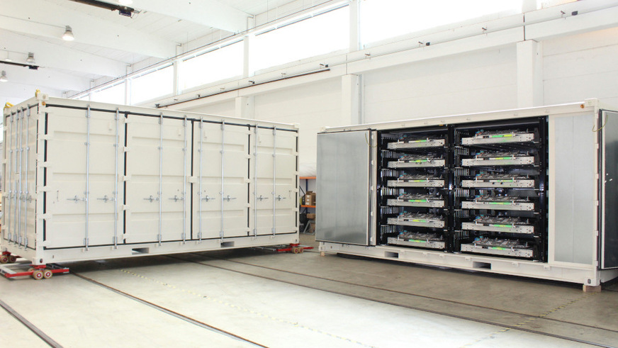 Der Speicher besteht aus Natrium- und Lithium-Ionen-Akkus.