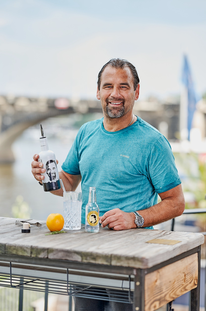 Gemeinsam mit Fußballlegende Ulf Kirsten erwartet die Gäste ein XL-Kickerturnier sowie der exklusive „Schwatte Gin Tonic“