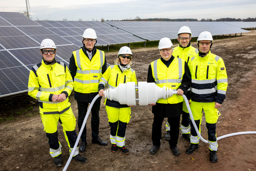 v.l.n.r. Stefan-Jörg Göbel (Country Manager Germany, Statkraft), Andreas Dittmann (Bürgermeister der Stadt Zerbst/Anhalt), Barbara Flesche (Executive Vice President Europe, Statkraft), Dr. Reiner Haseloff (Ministerpräsident des Landes Sachsen-Anhalt), Laurent Talbot (Head of Energy Storage, Statkraft), Claus Urbanke (Vice President Wind, Solar and Storage Development, Statkraft) bei der feierlichen Einweihung des PV-Batteriespeicher-Hybridkraftwerks in Zerbst/Anhalt.
