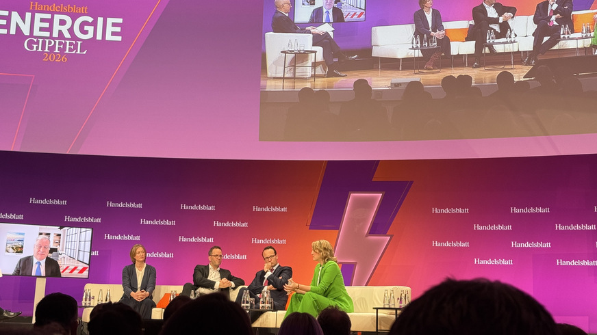 Talkrunde v.l. Andreas Schierenbeck, CEO – Hitachi Energy (Bildschirm),&nbsp;Kerstin Andreae, Vorsitzende der Hauptgeschäftsführung – BDEW,&nbsp;Klaus Müller, Präsident – Bundesnetzagentur,&nbsp;Markus Krebber, CEO – RWE mit einer Moderatorin aus dem Team des Handelsblattes.