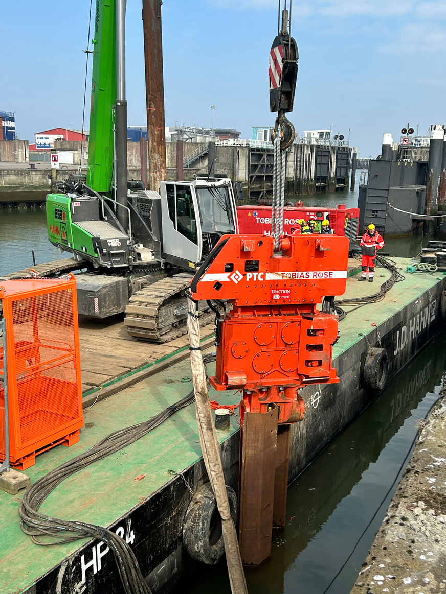 Der erste Rammschlag für die neue Spundwand im Alten Fischereihafen Cuxhaven.