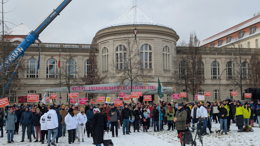 Demonstrierende verschiedener politischer und gesellschaftlicher Organisationen vor dem Wirtschaftsministerium in Berlin