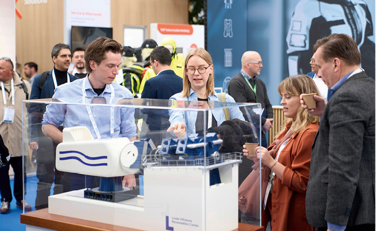 Aussteller präsentieren ihre neuen Technologien.