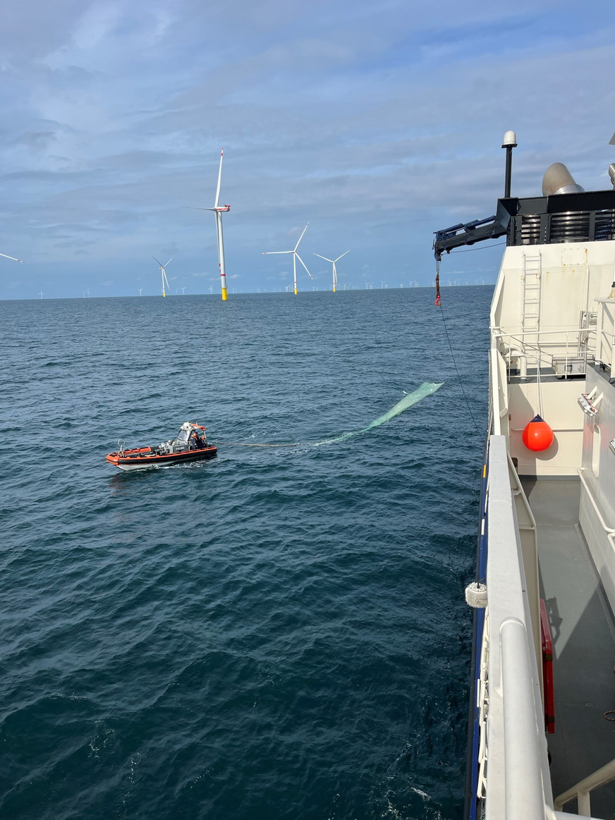 Das Kontrollboot schleppt das Rotorblatt zum Einsatzschiff