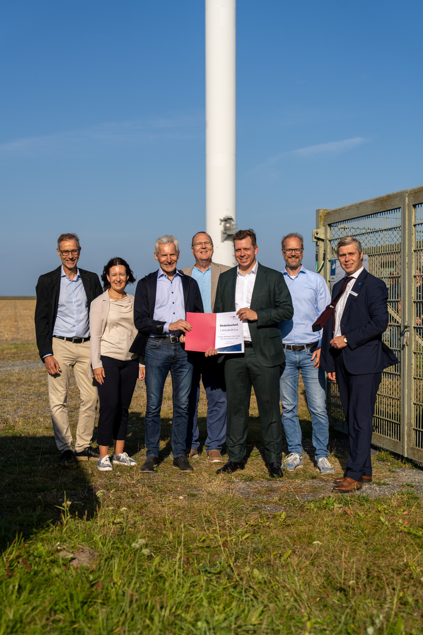 V.l.n.r.:&nbsp; Olaf Jäger-Roschko (OMNIO energy GmbH), Melanie Jessen (OMNIO energy GmbH), Hans-Detlef Feddersen (Bürger-Windpark Lübke-Koog DG Ost GmbH & Co. KG & Cimbergy GmbH & Co. KG), Christian Nissen (Bürgermeister Friedrich-Wilhelm-Lübke-Koog), Staatssekretär Joschka Knuth (MEKUN), Arne Möbest (Bürger-Windpark Lübke-Koog DG Ost GmbH & Cimbergy GmbH & Co. KG), Landrat Florian Lorenzen (Kreis Nordfriesland).