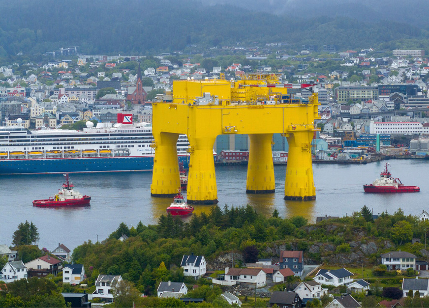 Transport der Tennet-Konverterplattform Dolwin 5 im Jahr 2025 in Haugesund, Norwegen.