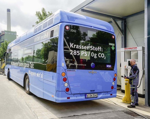 2020 hat die WSW Mobil in Wuppertal die ersten zehn Wasserstoffbusse der Firmen Van Hool und Solaris sowie eine eigene Wasserstoff-Tankstelle in Betrieb genommen. - © Foto: WSW
