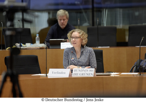 Auch Oppositionspolitikerin Julia Verlinden, Bündnis 90/Die Grünen, MdB, hier im Bundestagsausschuss für Wirtschaft und Energie, ist mit einzelnen Regelungen zufrieden.