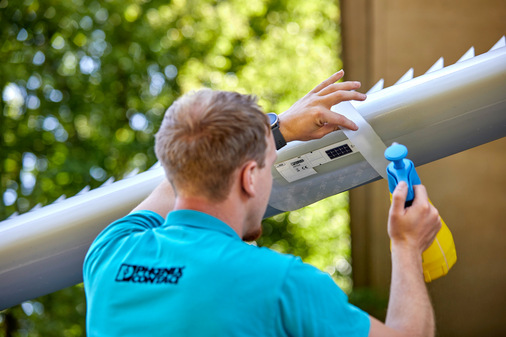 Anbringen eines Sensors am Rotorblatt