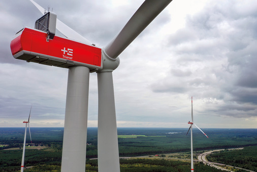 2021 in Betrieb genommener Windpark Spreeaue. Das nach 18 Monaten Bauzeit errichtete brandenburgische Projekt ist Teil einer kombinierten Entwicklung zweier Windparks mit kommunaler Beteiligung, projektiert durch Stadtwerke-Unternehmen Trianel und Projektierer Abo Wind, das mit 18 Anlagen zusammen auf 66,4 Megawatt Nennleistung kommt. - © Foto: Trianel