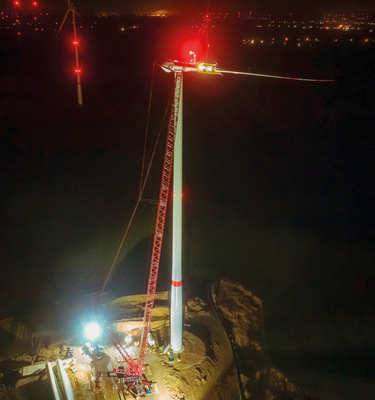 Errichtung des brandenburgischen WPD-Windparks Bietikow kurz vor Fertigstellung im Juni 2021. - © Foto: wpd