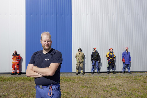 Dirk Carstensen (vorne), Leiter der Ausbildung bei Offtec in Enge-Sande