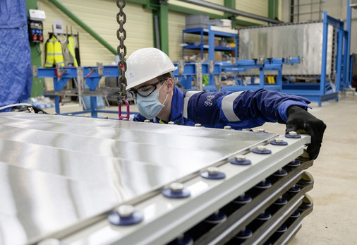 Ein Mitarbeiter der Thyssenkrupp-­Elektrolysetochter Nucera montiert Komponenten der Pilotanlage in Duisburg.