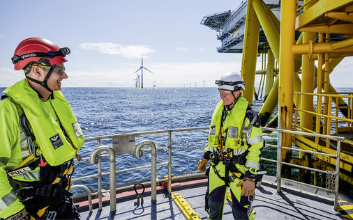 Odila Gärtner und Lars Duncker beim Bootstransfer von der Offshore-Accommodation-Plattform (OAP) zur Wind­energieanlage. - © Foto: Jan Oelker
