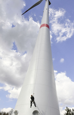 Wartungsarbeiten an einer 140 Meter hohen Windturbine - © Foto: 8.2
