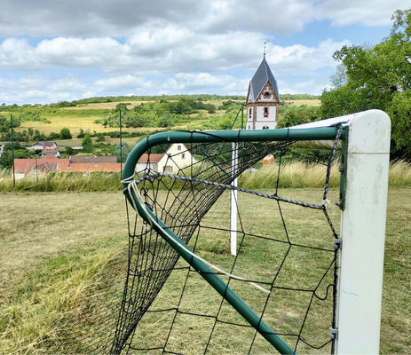Obergailbach in Lothringen, Projektstandort für den geplanten Windpark Rundstein. Projektierer ist TCO Wind Lorraine. Die Projektierer verzichteten bereits auf eine sechste Turbine, damit die Dorfbewohner weiterhin den Kirchturm ungestört ohne Anlage im Hintergrund wahrnehmen können.