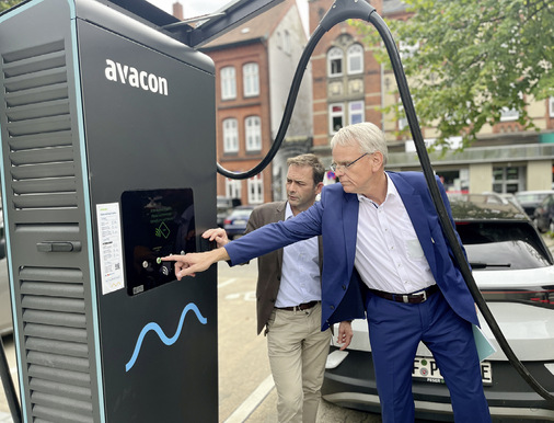 Die Digitalisierung der Netze in Lüneburg dient auch der E-Mobilität: Erster Stadtrat Markus Moßmann (links), Avacon-Generalbevollmächtigter Thomas Meyer vor Schnellladesäule. - © Foto: avacon
