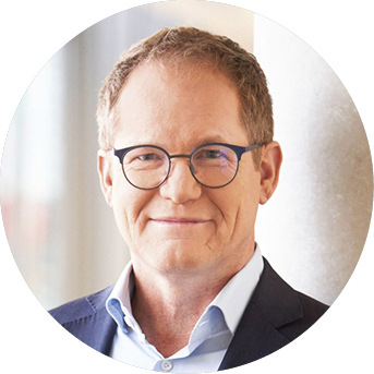 „Bei Wechselrichtern spielen andere Überlegungen eine Rolle: Da sie das Herzstück der Photovoltaikanlage sind und sämtliche Datenströme hier zusammenfließen, ist die Sensibilität der Kunden in Hinblick auf Datensicherheit höher.“   Jürgen Reinert,  SMA