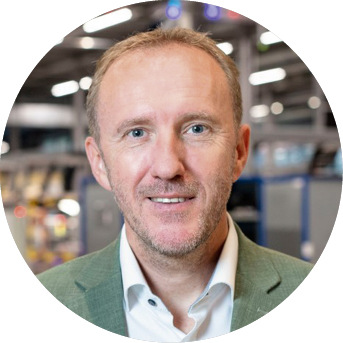 „Ein reparierbarer Wechselrichter muss anders konstruiert werden. Die Bauteile müssen so verbaut und integriert werden, dass sie einfach austauschbar sind. Außerdem müssen die Installateure entsprechend ausgebildet und geschult werden.“   Martin Hackl,  Fronius