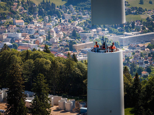 Errichtung eines Windenergieturmes durch Turmbau-Unternehmen Oehm in Sainte Croix in der Schweiz im Oktober 2023