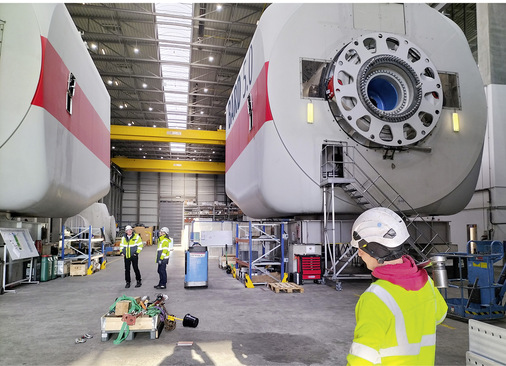 Bard-Halle mit zwei aufgebockten Bard-5.0-Maschinenhäusern. Inzwischen produzieren die Anlagen dank Power-Boost und überholten Komponenten bis zu 5,5 Megawatt..