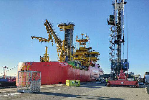 Die „Commissioning Service Operation Vessel“ Edda Breeze am Anleger des Hafens in Emden. Gut zu erkennen ist der innovative Kran mit Kolibri-Technik, der Lasten – entgegen den Schiffsbewegungen im Wellengang – in einer stabilen Position schweben lässt.