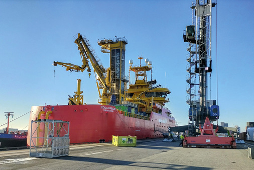 Die „Commissioning Service Operation Vessel“ Edda Breeze am Anleger des Hafens in Emden. Gut zu erkennen ist der innovative Kran mit Kolibri-Technik, der Lasten – entgegen den Schiffsbewegungen im Wellengang – in einer stabilen Position schweben lässt. - © Foto: Tilman Weber
