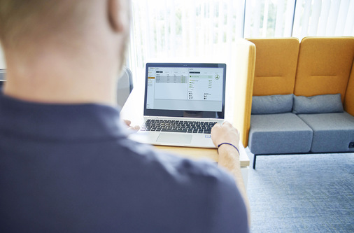 Erneuerbare im Blick – am Monitor im Office …