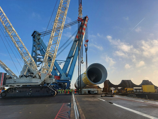 Verladung eines Monopiles bei Steelwind Nordenham