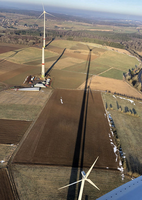 Blick von einer neuen Enercon-Turbine E138 auf 160 Meter Nabenhöhe auf Altanlagen. Die Anlage darunter ist eine Vestas V52 auf 50 Meter Nabenhöhe.