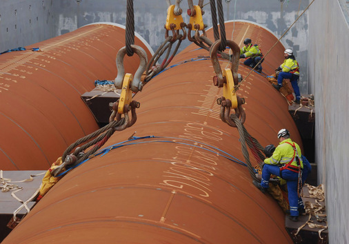 Verladung von Monopiles im Hafen in Cuxhaven