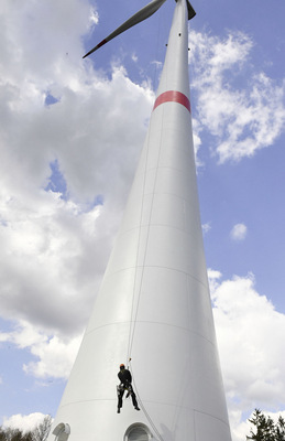 Wartungsarbeiten an einer 140 Meter hohen Windturbine