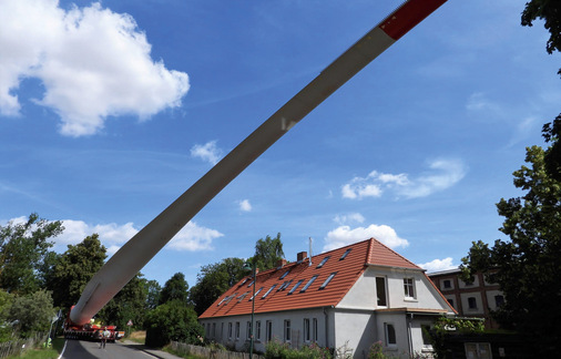 Juli 2023, Rotorblatttransport für GE-Turbinen-Park Milow. Bei dem Rotorblatt, das auf dem Bladelifter montiert ist, handelt es sich um ein Teilstück mit einer Länge von 65 Metern, die 12 Meter lange Blattspitze folgt separat auf die Baustelle. Drei Anlagen von GE 5.5-158 ersetzen hier zwölf Altanlagen.