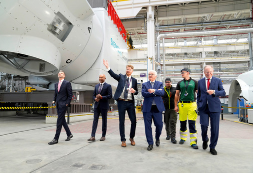 Politikerbesuch vor Maschinenhäusern der SG 14-222/236 DD: Offshore-Anlagen-Fertigung im Werk Cuxhaven bei Siemens Energy mit Bundespräsident Frank-Walter Steinmeier (Mitte), Niedersachsens Ministerpräsident Stephan Weil (rechts) und Werksleiter Kristoffer Mordhorst (Dritter von links) sowie Werksmitarbeitern
