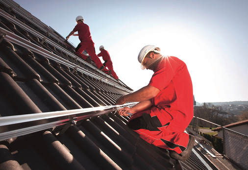 Installateure werden bei den Unternehmen der Photovoltaik händeringend gesucht.