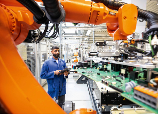 Auch in der Elektronikfertigung bei SMA in Kassel ist geschultes Personal notwendig, damit qualitativ hochwertige Produkte auf den Markt kommen.